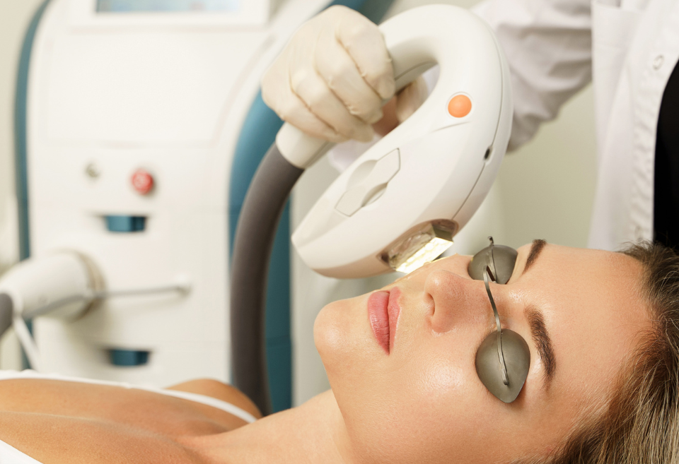 ¿Qué es la Luz Pulsada Facial? - Clínica Estética CEMEQ